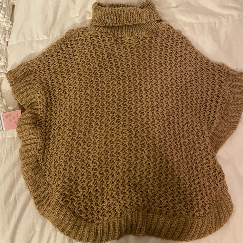 Serra poncho NWT